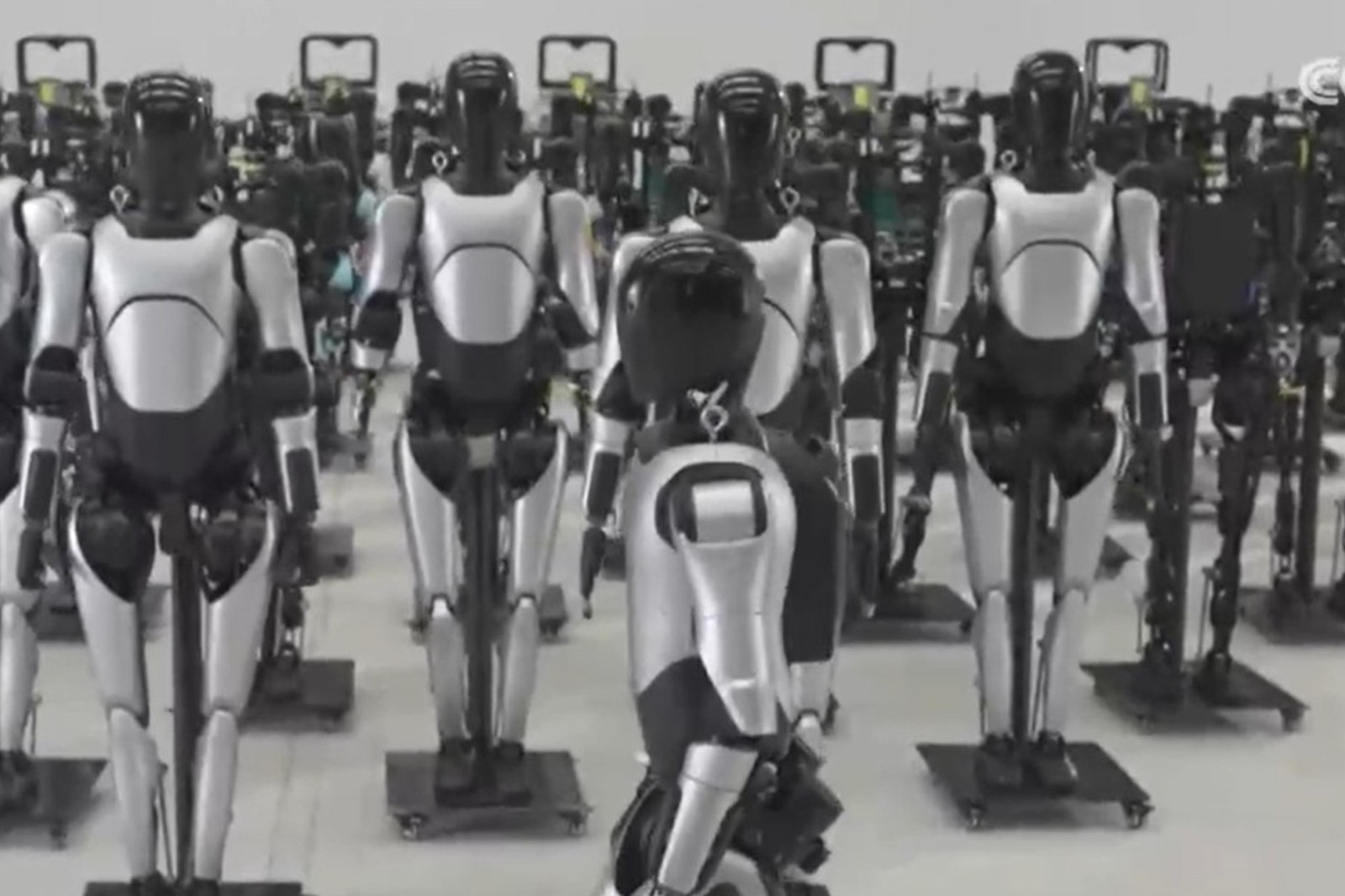 央视报道！揭秘yy易游机器人量产超级工厂