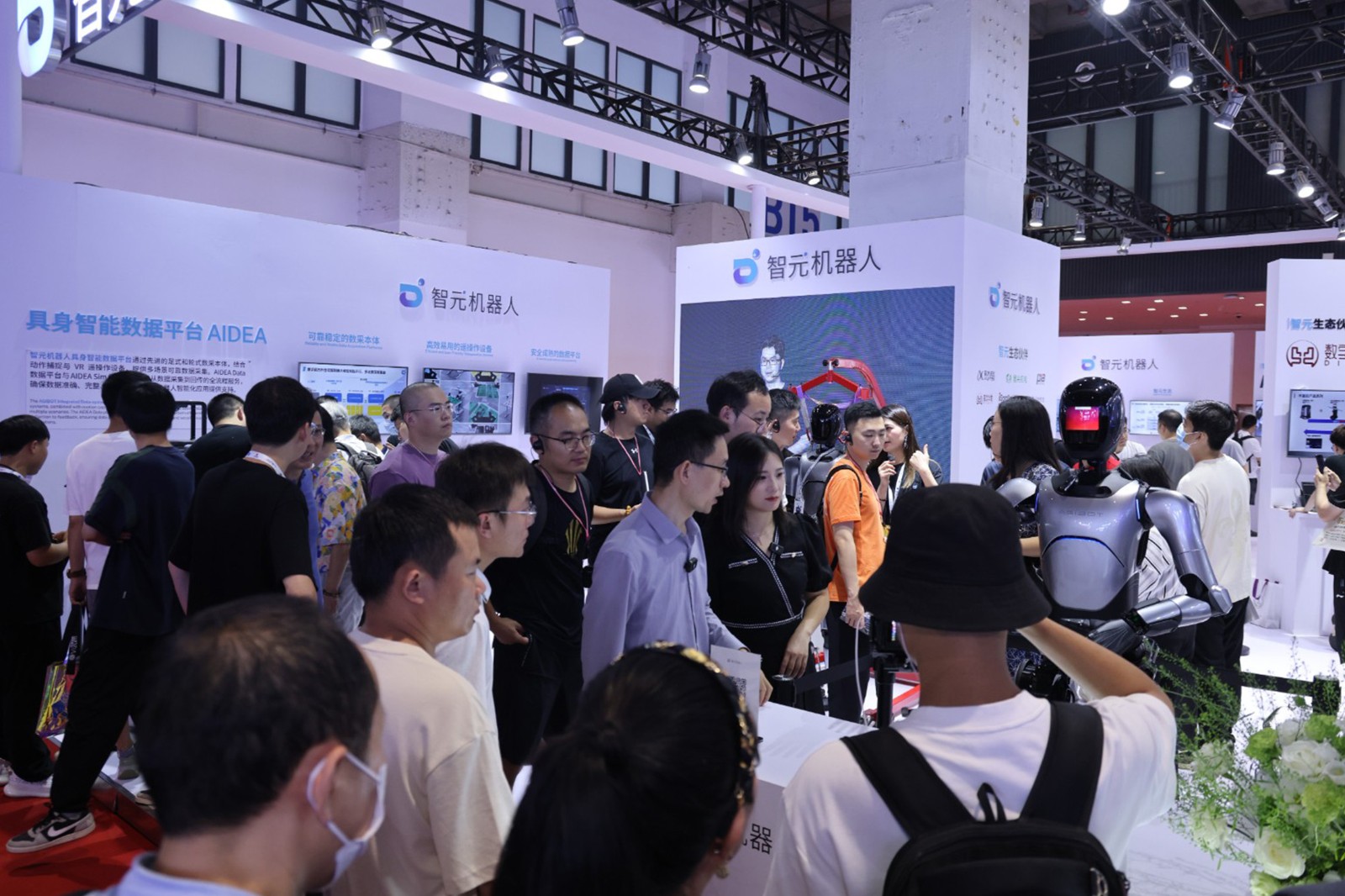 yy易游机器人亮相世界机器人大会WRC